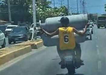 Motorizados trasladan bombonas de gas de forma riesgosa en Cumaná