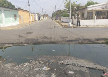 En El Espejo I de Barcelona esperan la reparación de un colector