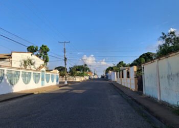 Aguas servidas y oscuridad invaden calle 11 Norte de El Tigre