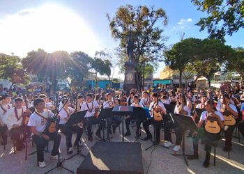 Carúpano vibró con el concierto por la celebración del Día Nacional del Cuatro