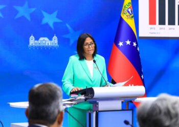 Rodríguez firmó ley para acelerar trámites y pide un nuevo modelo tributario en Venezuela