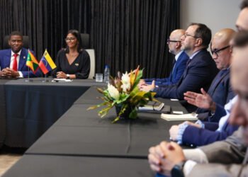 Delcy Rodríguez busca canales de comunicación "más directos" en su visita a Granada