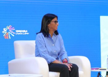Delcy Rodríguez ante expectativa por aumento salarial: “habrá mejoras”