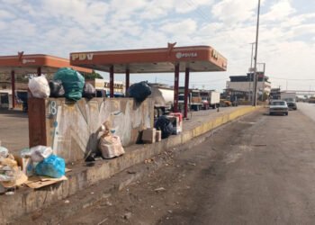 Basura en El Tejar afecta la vialidad de la zona