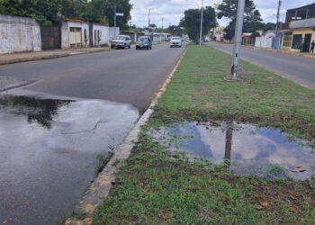 Bote de agua baña parte de la avenida Peñalver en El Tigre