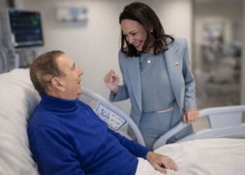 González recibe a Machado en hospital y lamenta no asistir a actos: Este momento es suyo