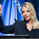 Trump destituye a la fiscal general, Pam Bondi