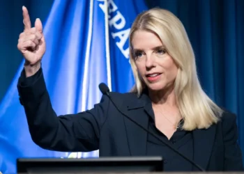 Trump destituye a la fiscal general, Pam Bondi