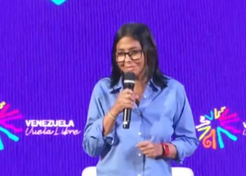 Delcy Rodríguez critica a Guyana por quejarse de su broche con el mapa de Venezuela