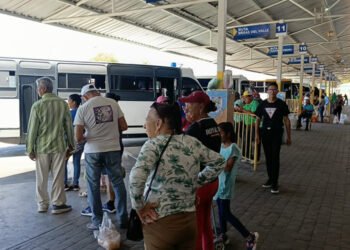 Transportistas de Nueva Esparta anclan tarifa del pasaje al dólar ante devaluación del bolívar