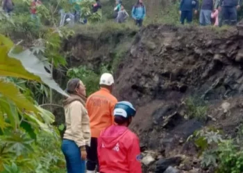 45 turistas quedaron atrapados en la Cascada del Vino tras deslizamiento en la vía 
