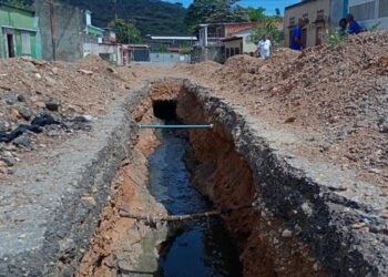 Voz Comunitaria | Vecinos de la calle 9 de Abril de San Martín llevan un año a la espera de que reparen un colector