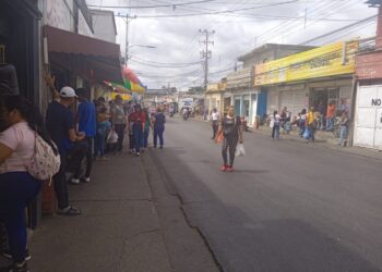 Anaquenses hacen compras de última hora para preparar el "cuajao" de pescado