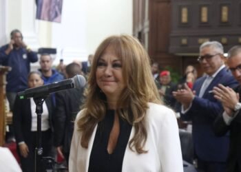 Nueva Defensora del Pueblo promete sumarse a programa para el diálogo en Venezuela