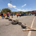 Puerto La Madera mantiene tranca de vía para exigir agua por tuberías en Cumaná