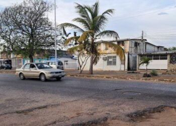 Hueco convertido en "batea" perjudica tránsito en Av. Libertador de El Tigre (+Fotos)