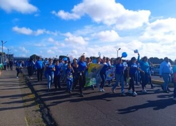 Grandes y chicos se unieron a Caminata Azul por la inclusión y el respeto (+Video)