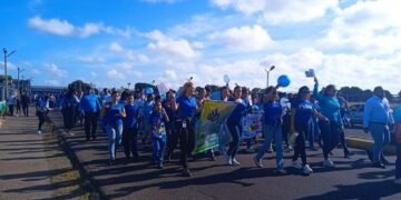 Grandes y chicos se unieron a Caminata Azul por la inclusión y el respeto (+Video)