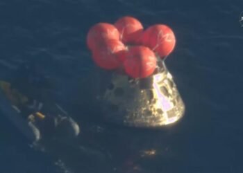 Ameriza en el Pacífico la cápsula tripulada de Artemis II con ayuda de paracaídas