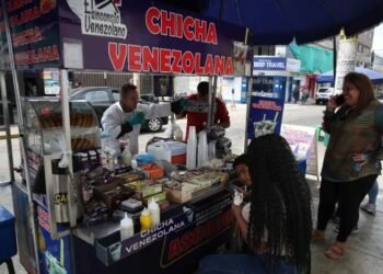 El 88,6 % de venezolanos en Perú trabaja informalmente y 14 % no tiene permiso migratorio