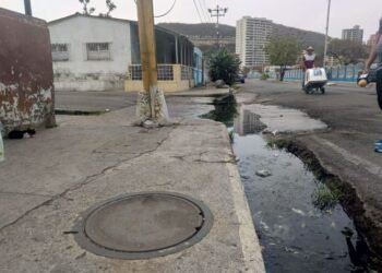 Voz Comunitaria | “Cuando llueve, el nivel del agua de la cloaca sube hasta un metro”