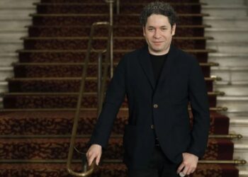 'El amor brujo' de Manuel de Falla invoca en Nápoles a Dudamel, Pasión Vega y Abramovic