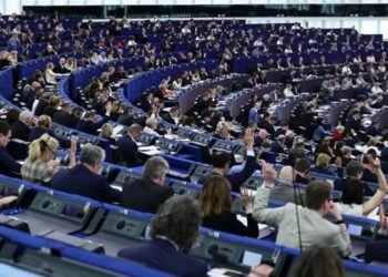 Levantamiento de sanciones a Venezuela y condena a EEUU vuelven a dividir a la Eurocámara