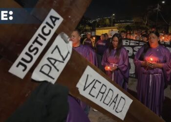 Familiares de presos políticos realizaron viacrucis frente a la cárcel de El Rodeo I