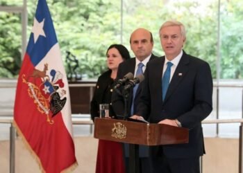 Kast anuncia que está avanzando en la expulsión de migrantes irregulares en Chile