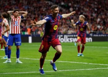 Robert Lewandowski enfila al Barcelona en la la Liga, tras superar al Atlético