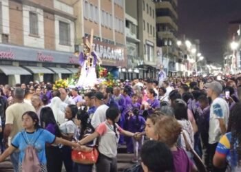 Fervor en Puerto La Cruz: Cientos de fieles acompañaron al Nazareno (+Video)