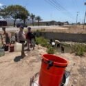 El Tiempo En La Calle | Crisis hídrica en García obliga a niños y adultos a ausentarse de clases y trabajo para recoger agua en una toma ilegal (+Video)