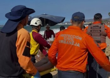 PC Urbaneja evitó que un ciudadano muriera ahogado en Playa Los Canales (+Video)
