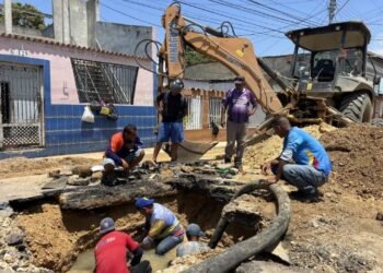 Repararon falla de tubería en la avenida Panamericana