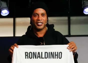 Prisión preventiva para empresaria por falsificar pasaporte de Ronaldinho en Paraguay