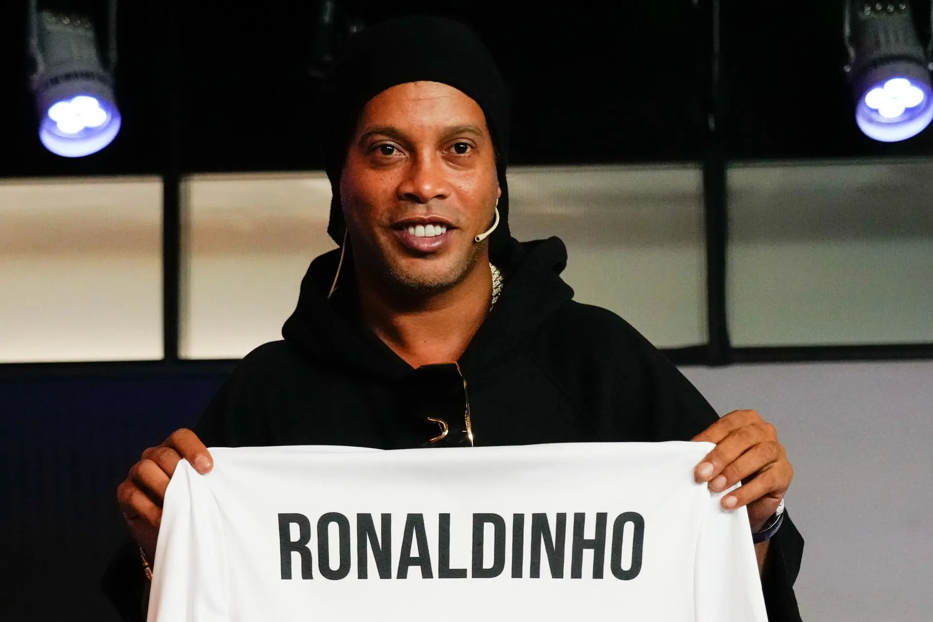 Prisión preventiva para empresaria por falsificar pasaporte de Ronaldinho en Paraguay