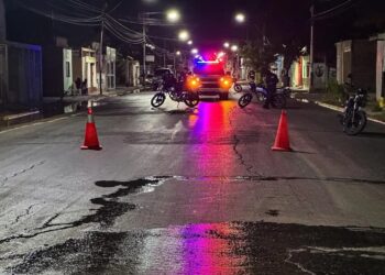 Suspenden tránsito en la avenida Panamericana de Cumaná tras rotura de tubería matriz (+Fotos)