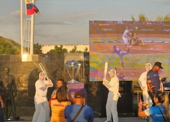 Anzoatiguenses celebraron la llegada del trofeo de campeón del Clásico Mundial de Béisbol (+Video)