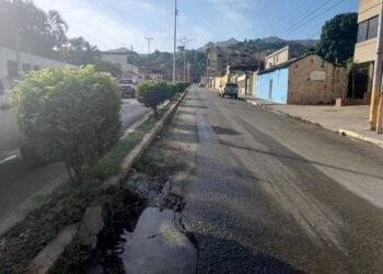 Voz Comunitaria | En Av. Principal de Pozuelos solicitan reparación de bote de agua y mejoras en el aseo (+Fotos)