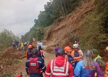 Deslizamientos en Lara dejan decenas de turistas atrapados en la Cascada del Vino
