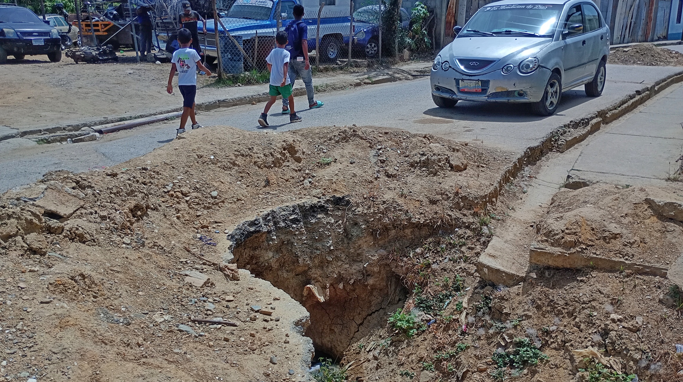 Vecinos del sector La Florida, en Güiria, piden culminación de obra de colector
