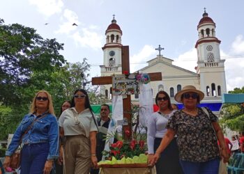 Ateneo de Carúpano cerró el mes de la Cruz con su tradicional desfile y exposición de altares