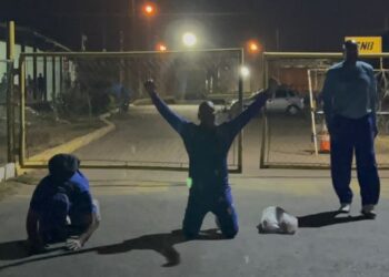 Expolicías metropolitanos se arrodillaron tras más de dos décadas presos y pidieron “no perder la fe”