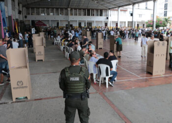 Cierran las urnas en Colombia y comienza el conteo de votos