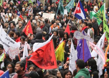 Miles marcharon en Chile y acusan "amenaza" a derechos sociales bajo el Gobierno de Kast
