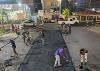 Plan de bacheo avanza en Lechería con más de 25 toneladas de asfalto colocadas