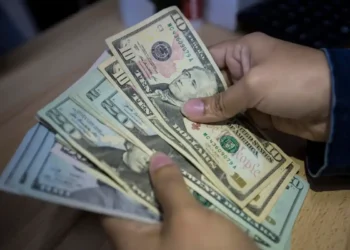 La moneda venezolana pierde casi la mitad de su valor frente al dólar en lo que va de 2026