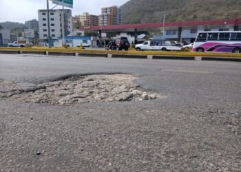 Huecos ralentizan el tránsito en la Avenida Intercomunal