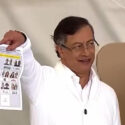 Critican a Petro por mostrar su voto por Iván Cepeda al inicio de la jornada electoral