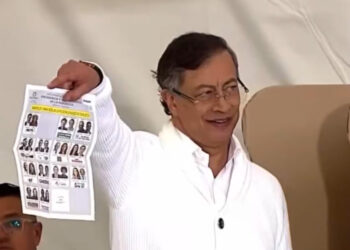 Critican a Petro por mostrar su voto por Iván Cepeda al inicio de la jornada electoral
